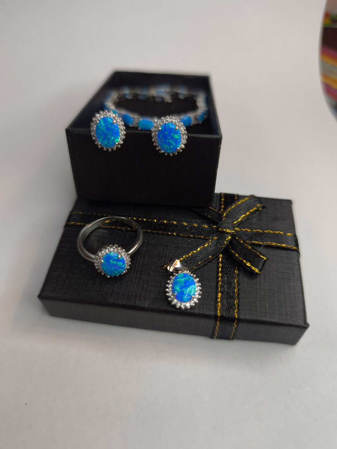 Komplet, kolczyki, bransoletka, wisiorek „Blue Opal Harmony”