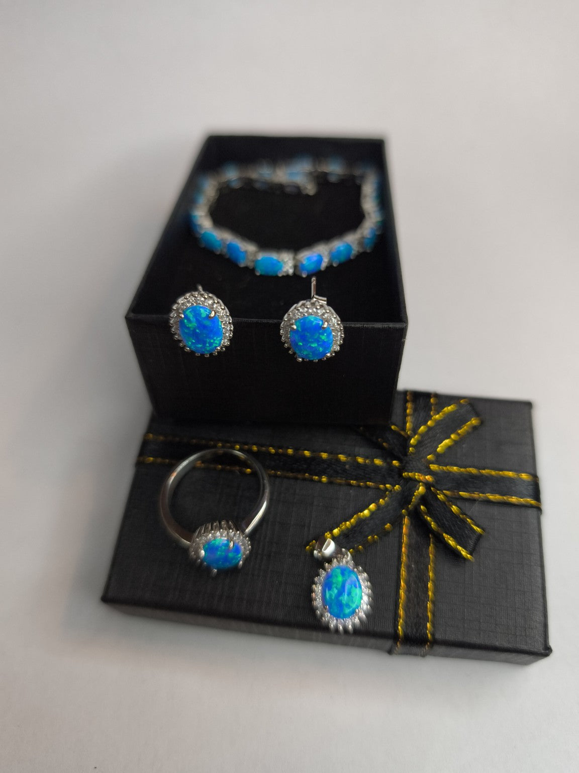 Komplet, kolczyki, bransoletka, wisiorek „Blue Opal Harmony”